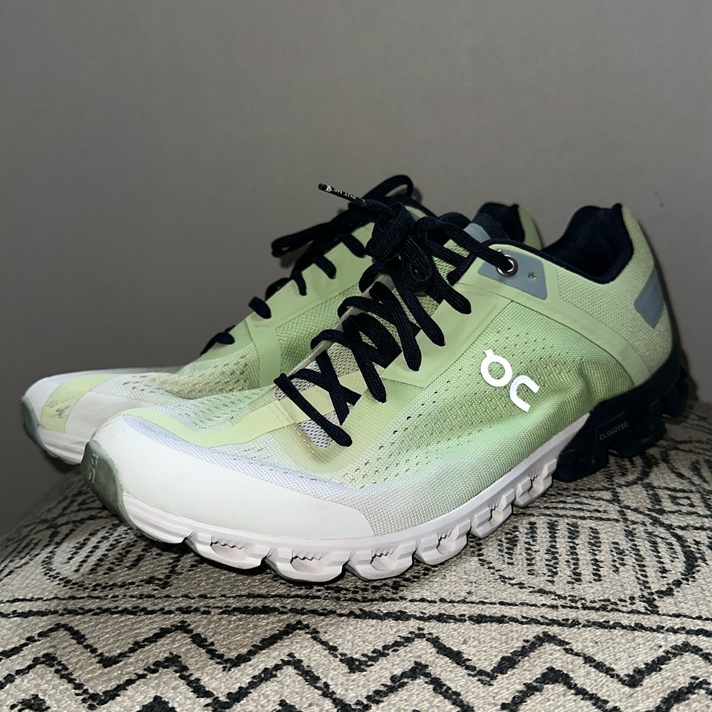 ON Cloudflow runningg shoes